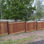 Ruskea painekyllästetty puuaita tien varressa, Vanhan-Sepän tie, Nummela